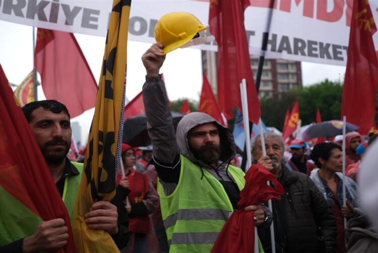 Çabanız nafile. Ayaklar baş olacak!